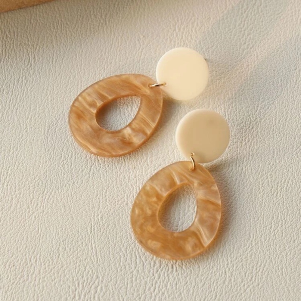 3 for $25 / TRENDY Acrylic Teardrop Earring 🤎